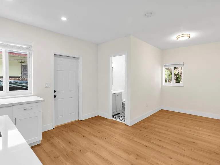 865 SE 12th St #A — Photo 13