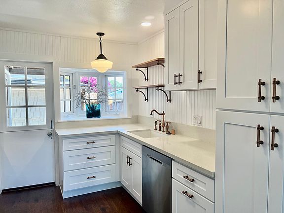 Lots of cabinets with pantry w/ pullouts