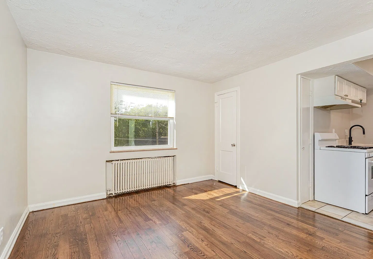 1 bed, 1.0 bath, 700 sqft, $800 — Photo 3