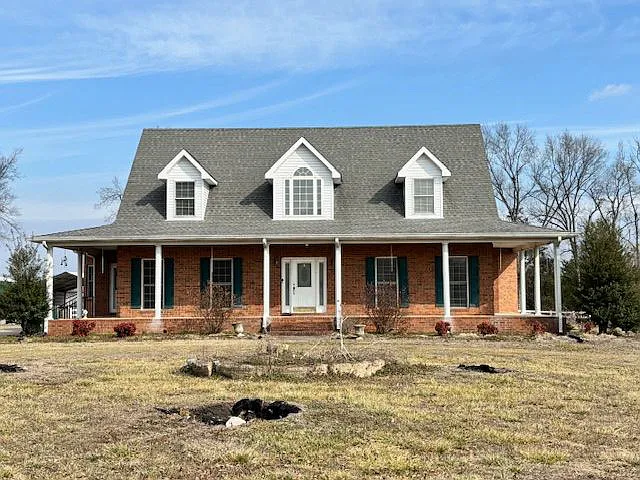 3 bed, 2.5 bath home on large lot in Bell Buckle — Photo 3
