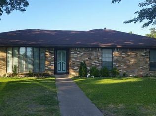 1043 Cottonwood Dr, Desoto, TX 75115