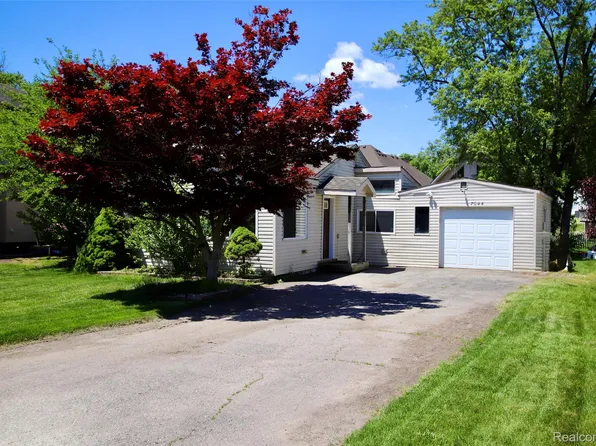 7044 Desmond Rd, Waterford, MI 48329