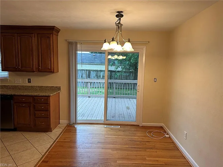 940 Redwood Cir — Photo 12