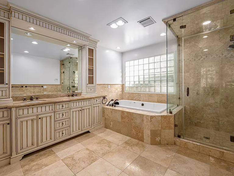 2334 Benedict Canyon Dr — Photo 16