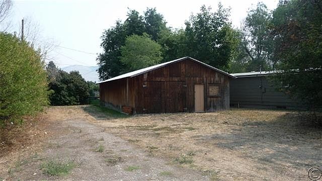 2nd image of 1604 S Reserve St