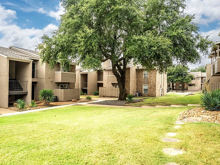 Living Oaks Apartments — Photo 12