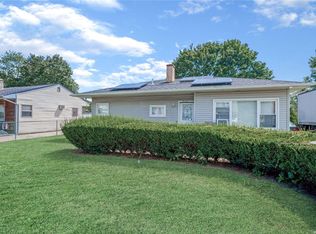 21 Emerald Ln S, Amityville, NY 11701