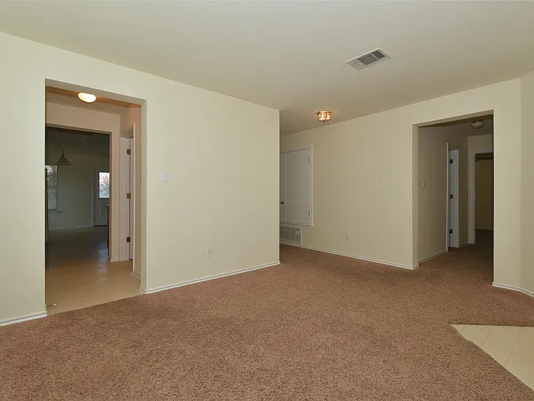807 Estancia Way — Photo 3