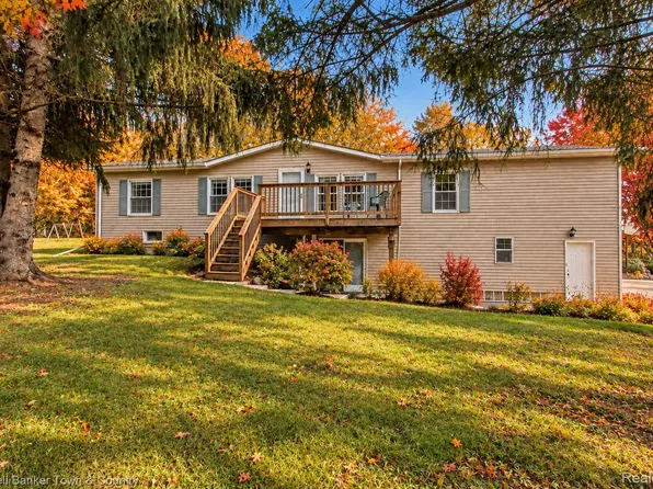 7575 Chilson Rd, Pinckney, MI 48169