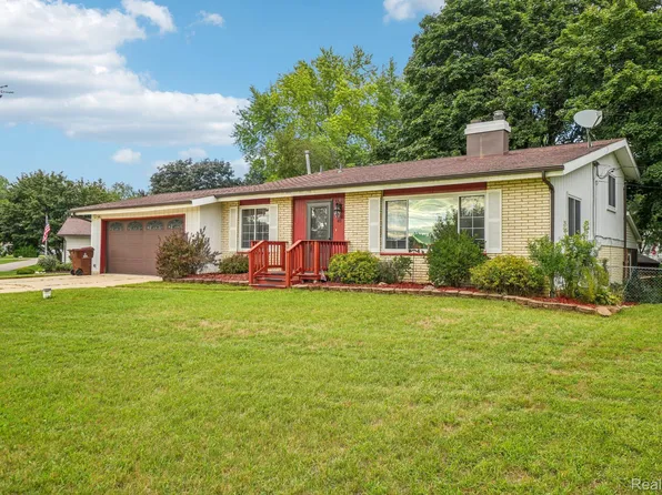 40 Endicott Dr, Howell, MI 48843