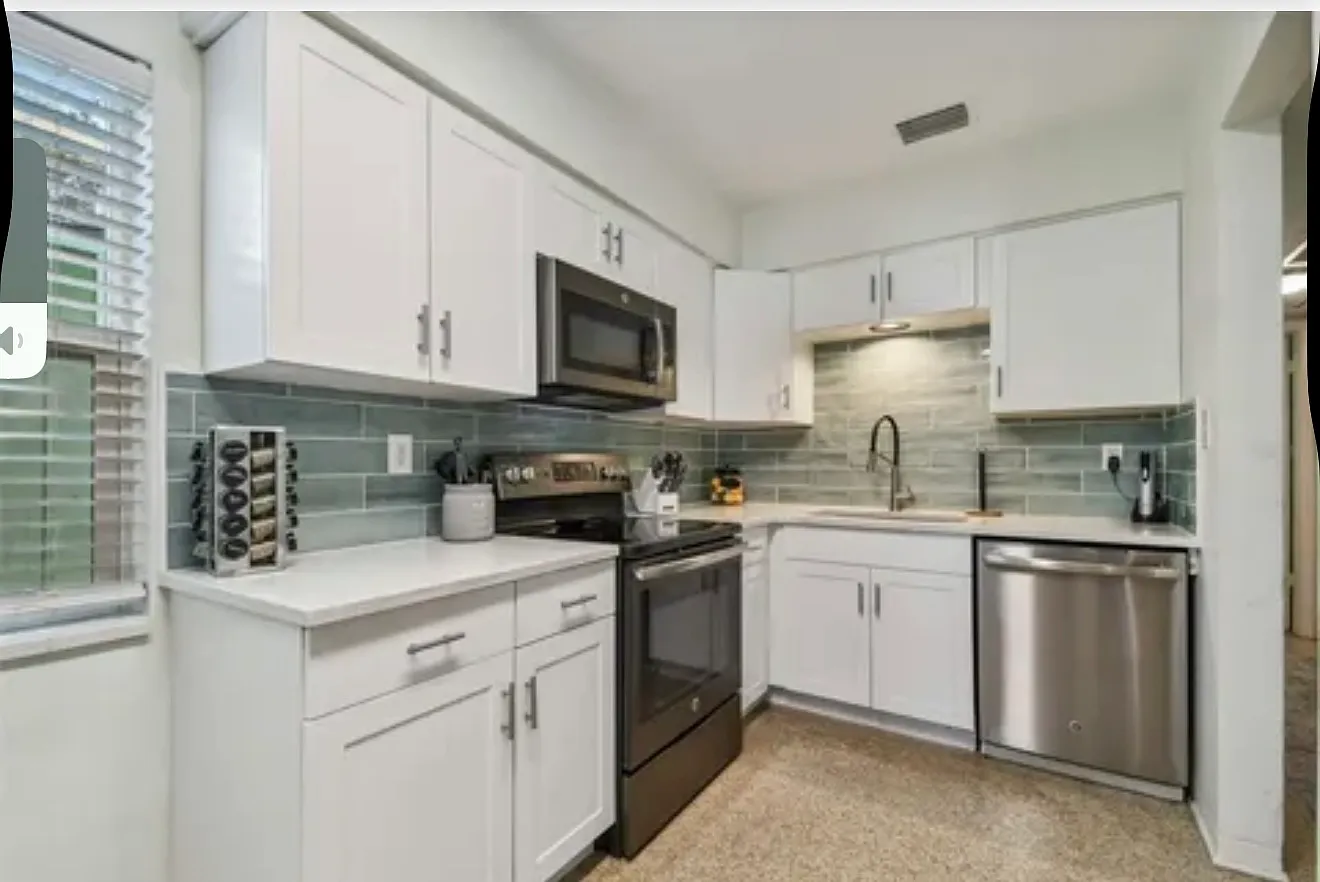 3 bed, 990 sqft, $2,295 — Photo 4