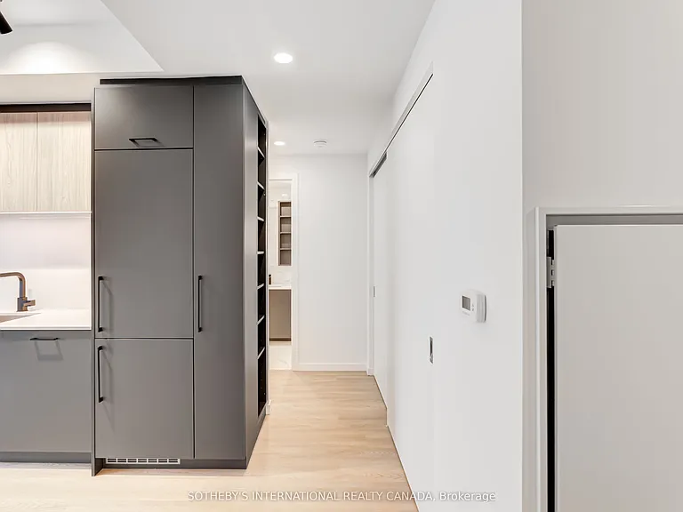 689 The Queensway #429 — Photo 11