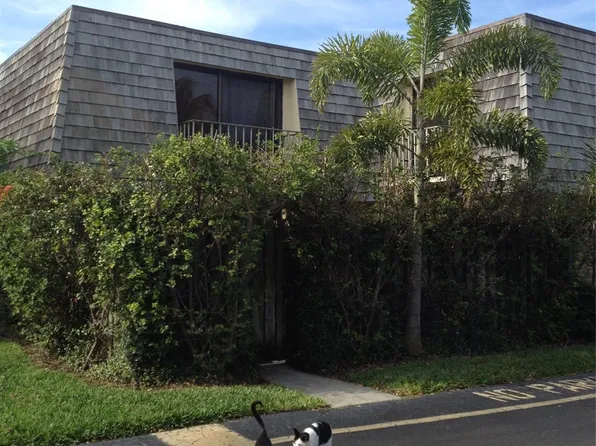 31 Lake Arbor Dr, Palm Springs, FL 33461