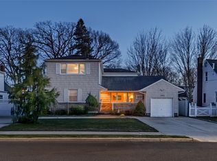 3896 Park Ave, Seaford, NY 11783