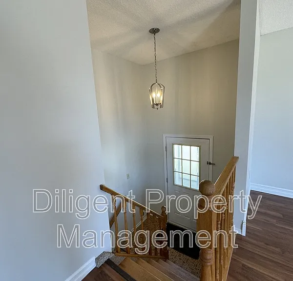 581 Barnes Cres #6 — Photo 5