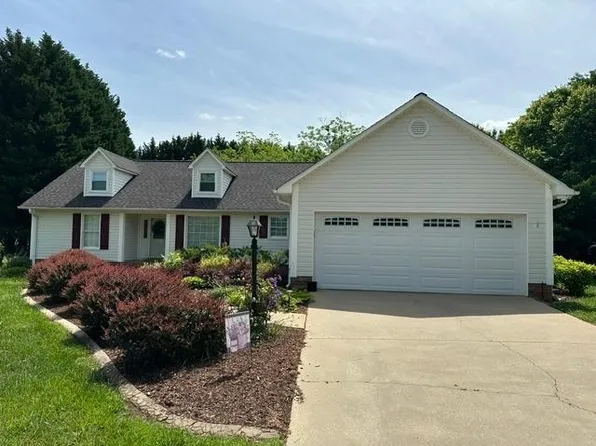 328 Shallowford Dr, Boiling Springs, SC 29316