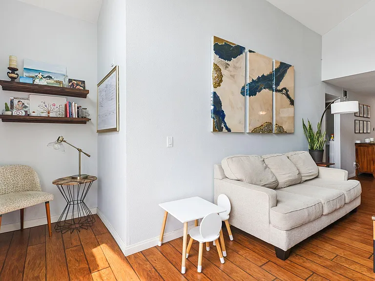 5500 Owensmouth Ave #323 — Photo 3