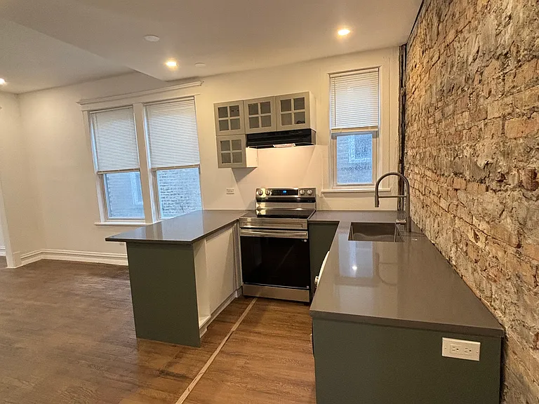 740 N Spaulding Ave #2F — Photo 1