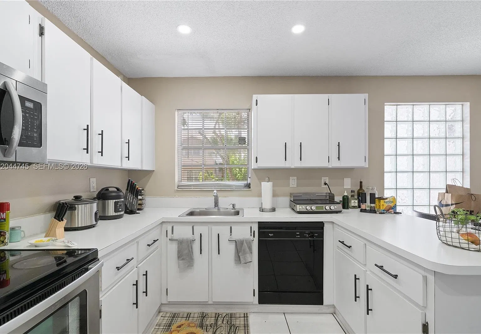 2 bed, 1200 sqft, $2,500 — Photo 1