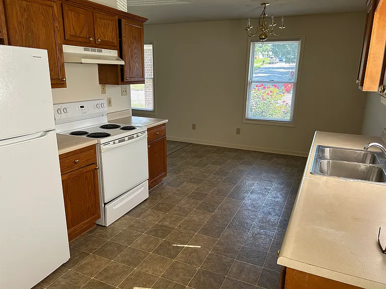 319 Anthony Dr — Photo 6
