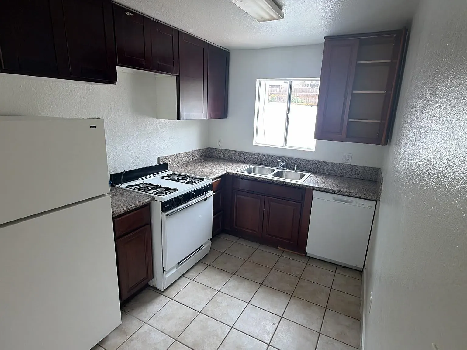 3 bed, 2.0 bath, 900 sqft, $3,400 — Photo 3