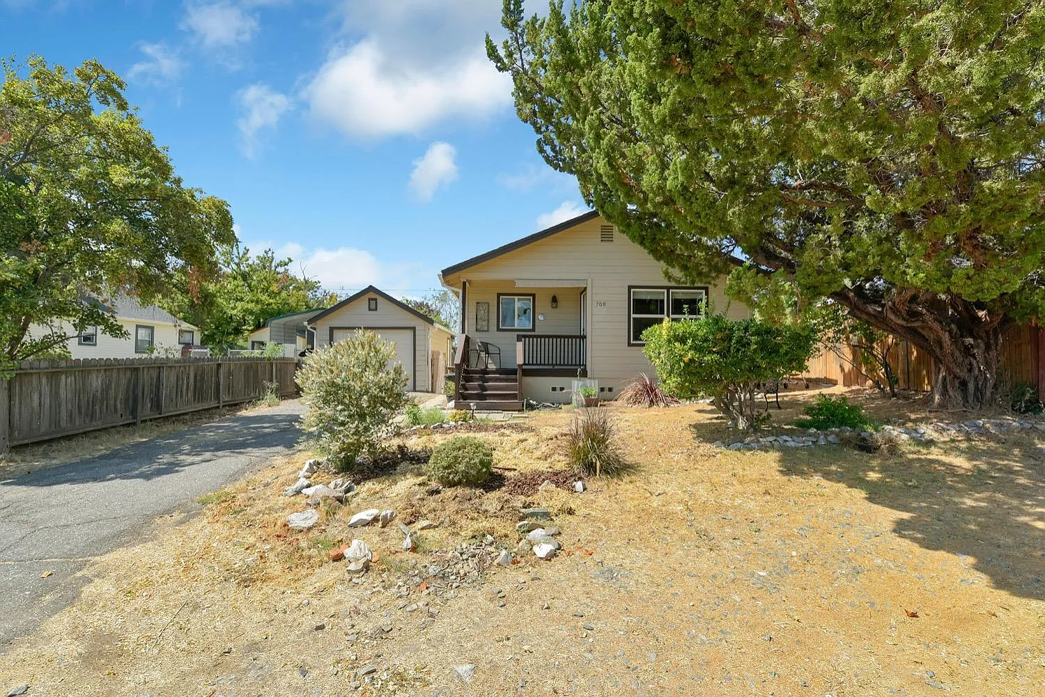 708 Oneida St photo 1
