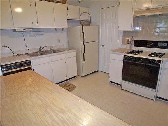 kitchen w/walkin pantry