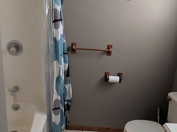 main bathroom 1st floor
