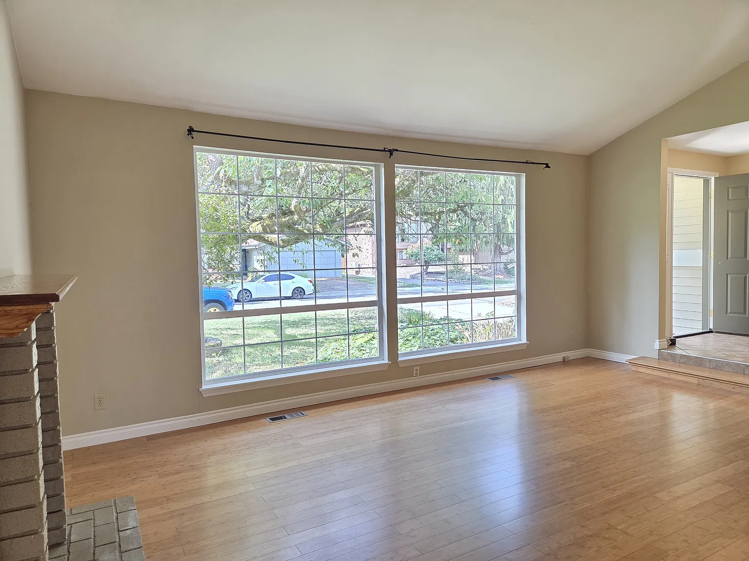4 bed, 2.5 bath, 2380 sqft, $3,900 — Photo 4