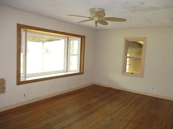 4th image of 829 N Main St