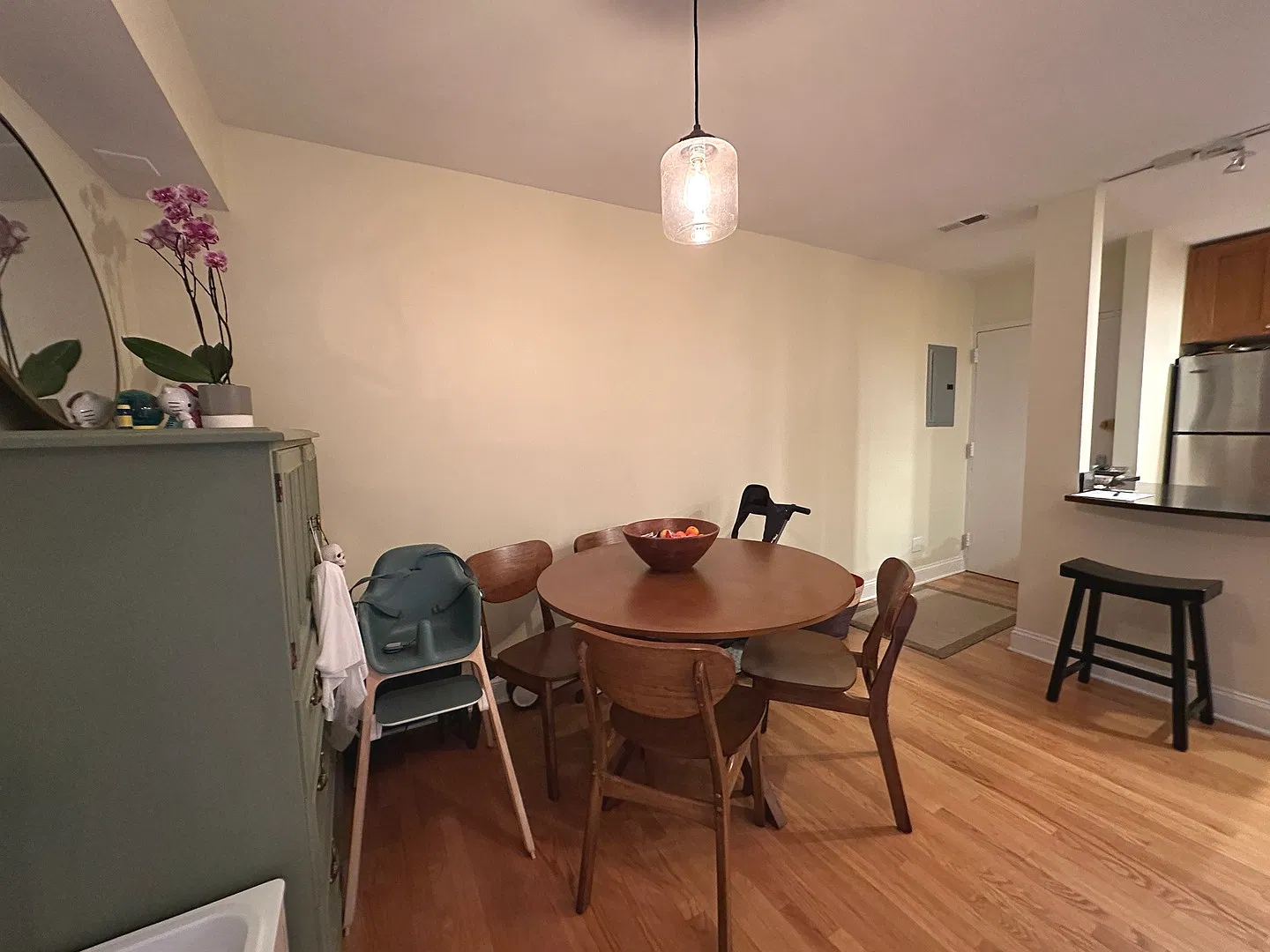 2 bed, 1000 sqft, $4,000 — Photo 4