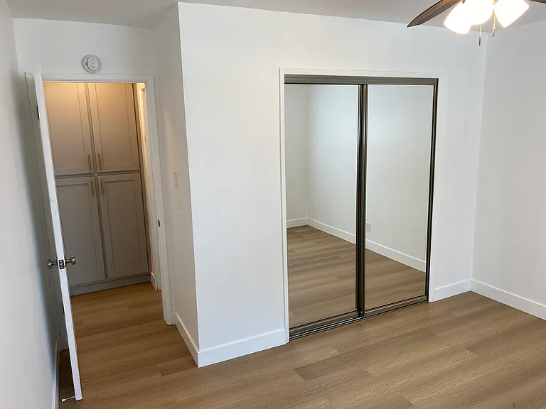 Sussex House Apartments — Photo 18