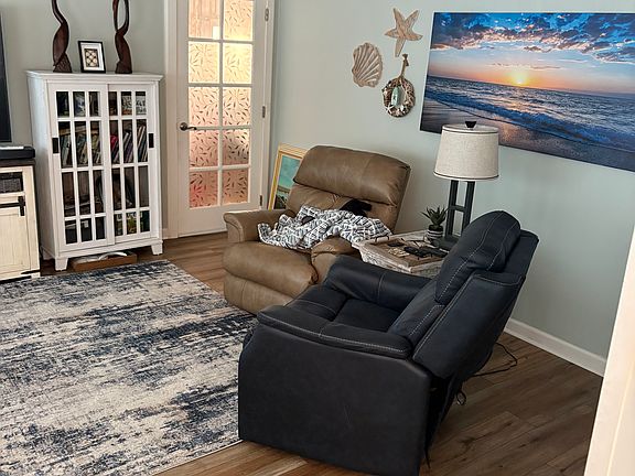 4th image of 218 Periwinkle St