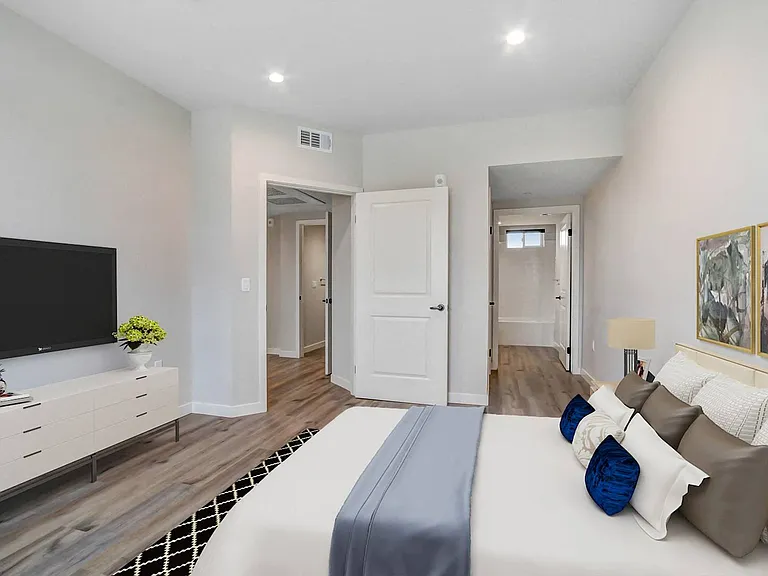 5501 Laurel Canyon Blvd — Photo 6