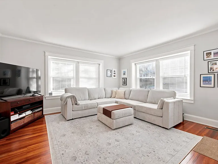 124 Price St — Photo 3