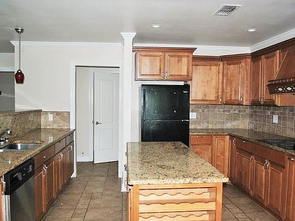 3rd image of 242 Basswood Dr