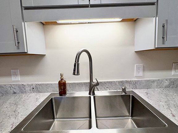 4th image of 412 Chenoa Ave