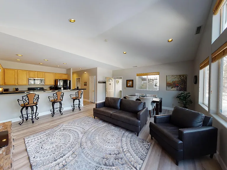 661 Woodbridge Ln — Photo 6