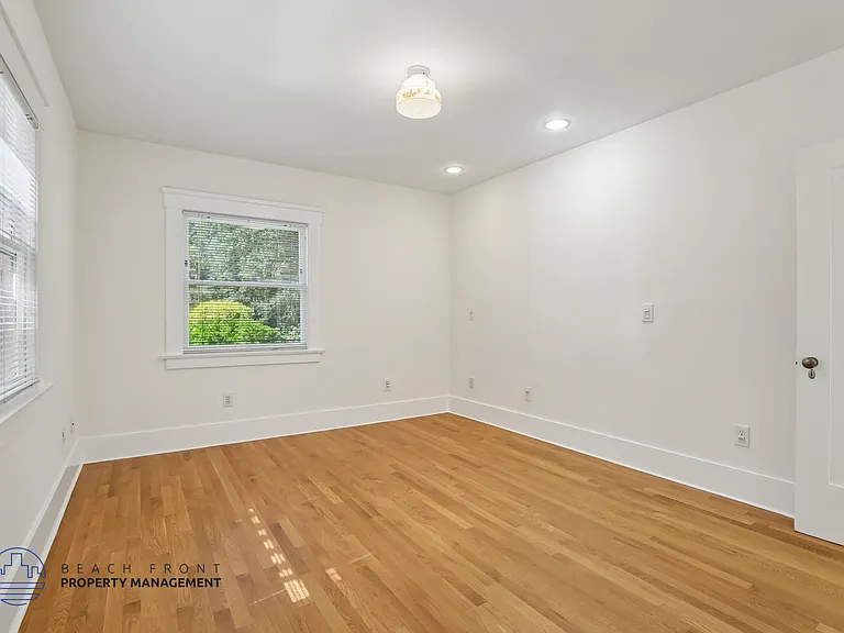 2810 E 2nd St — Photo 27
