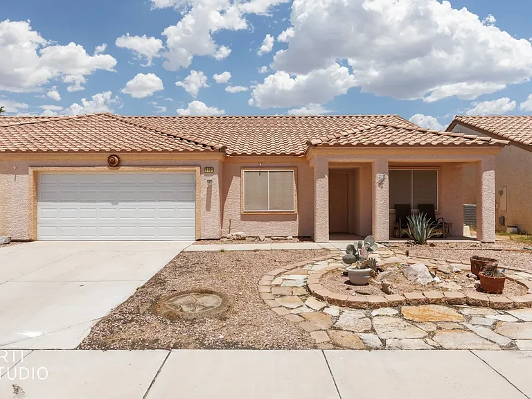 553 Emperor Ln — Photo 2