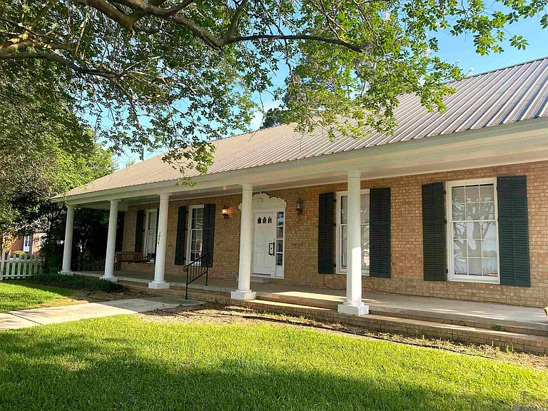 1009 E Main St — Photo 1