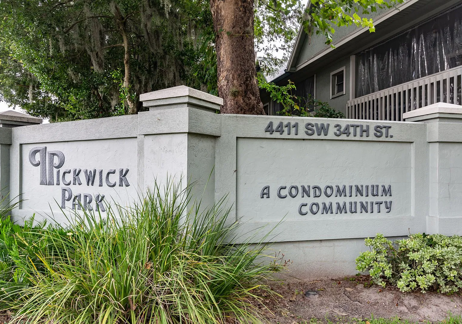 Convenient Townhome In SW Pickwick Park — Photo 1