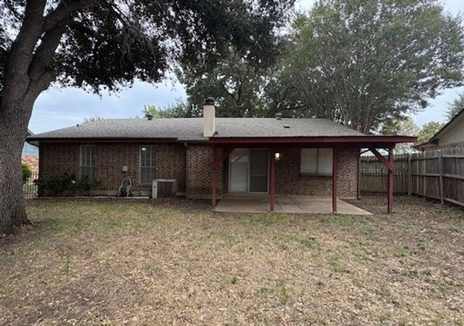 Cozy 3 Bedroom & 2 Bathroom Home with plenty of space, Arlington ISD! — Photo 2
