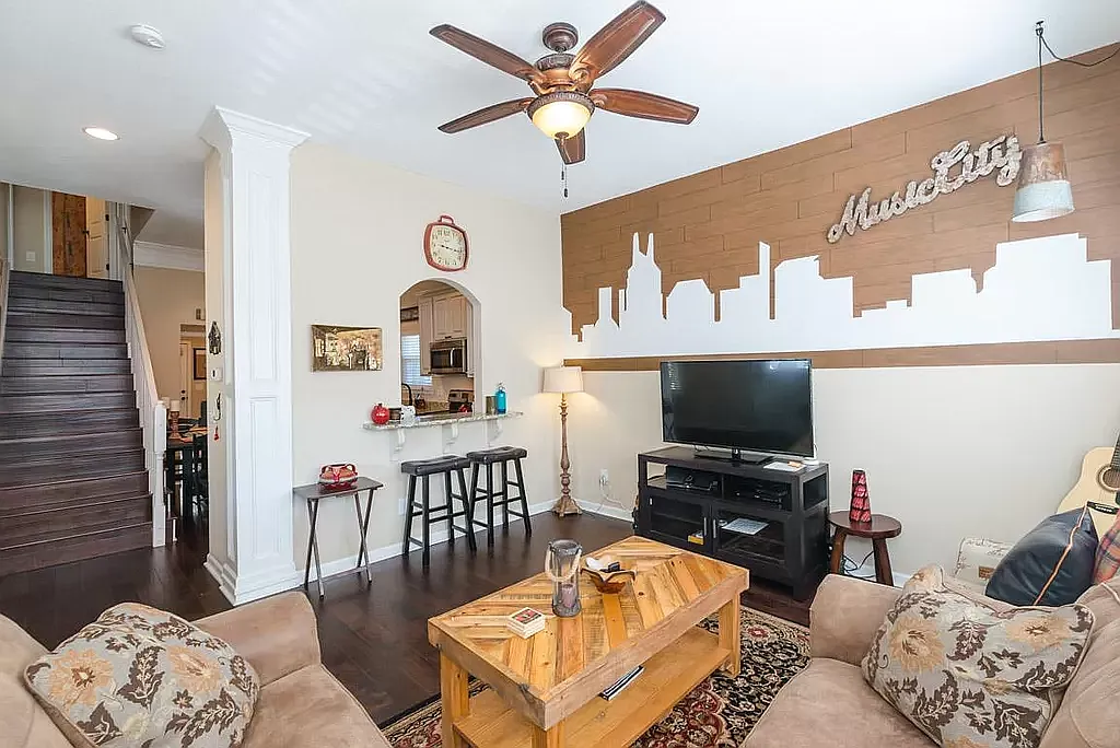 3 bed, 1200 sqft, $3,000 — Photo 2
