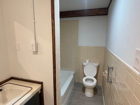 5th image of 1355 E Main St #25
