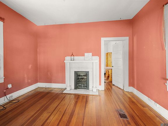 5th image of 655 Napoleon St