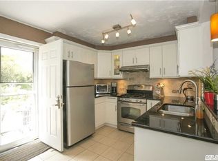 6946 199th St, Fresh Meadows, NY 11365