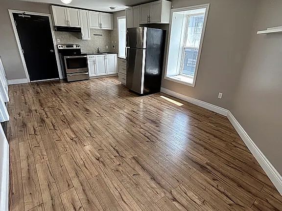2nd image of 470 King St W #1