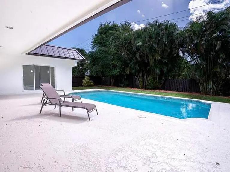 1070 SW 18th St — Photo 11