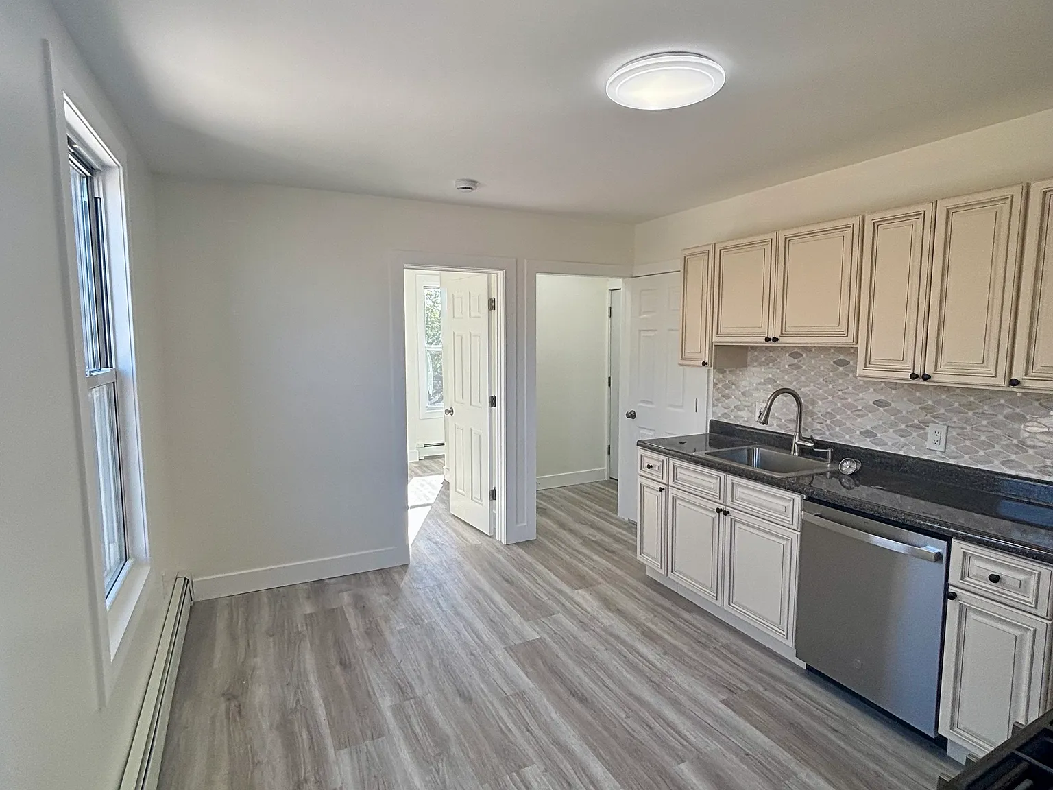 3 bed, 980 sqft, $2,400 — Photo 2